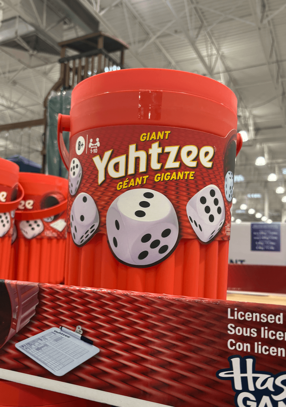Jeu de Yahtzee g\u00e9ant avec d\u00e9s surdimensionn\u00e9s et seau de transport, pour jouer \u00e0 l\u2019ext\u00e9rieur, au Costco.