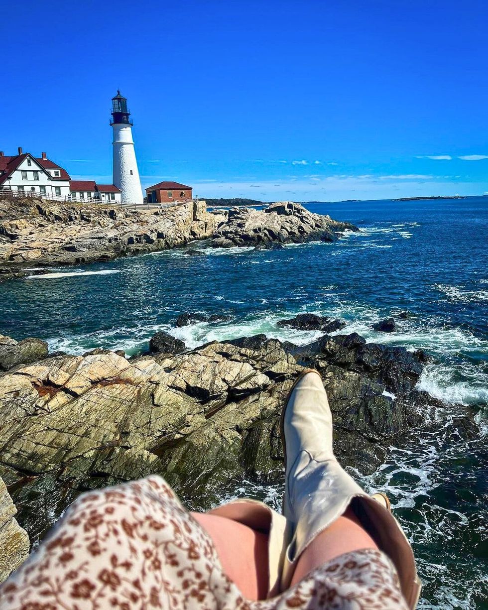 Jeune femme contemplant un phare \u00e0 Bangor, Maine.