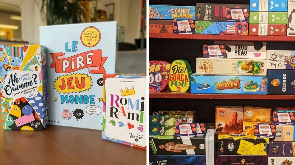 Jeux de société au pub ludique Randolph. Droite : Une pile de jeux de société.