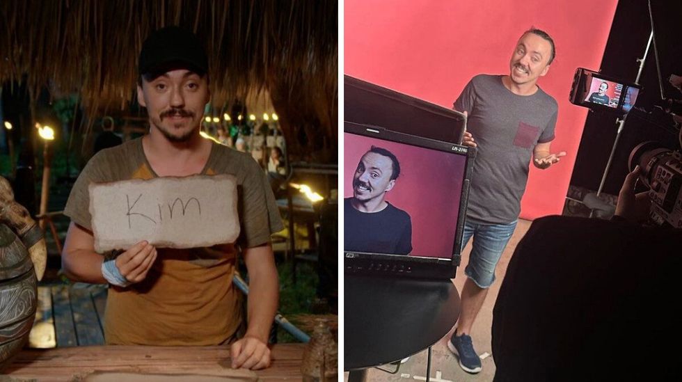 Jo\u00ebl Dandurand portant une casquette en se tenant debout avec un morceau de papier dans les mains. Droite : Jo\u00ebl Dandurand se tenant debout devant un d\u00e9cor rose et entour\u00e9 de cam\u00e9ras.