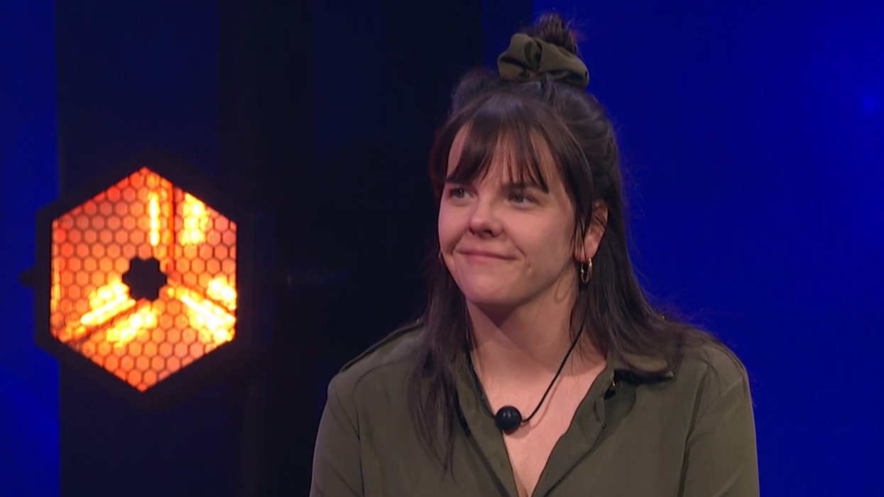 Joëlle Paré-Beaulieu vêtue de kaki à sa sortie de Big Brother Célébrités.