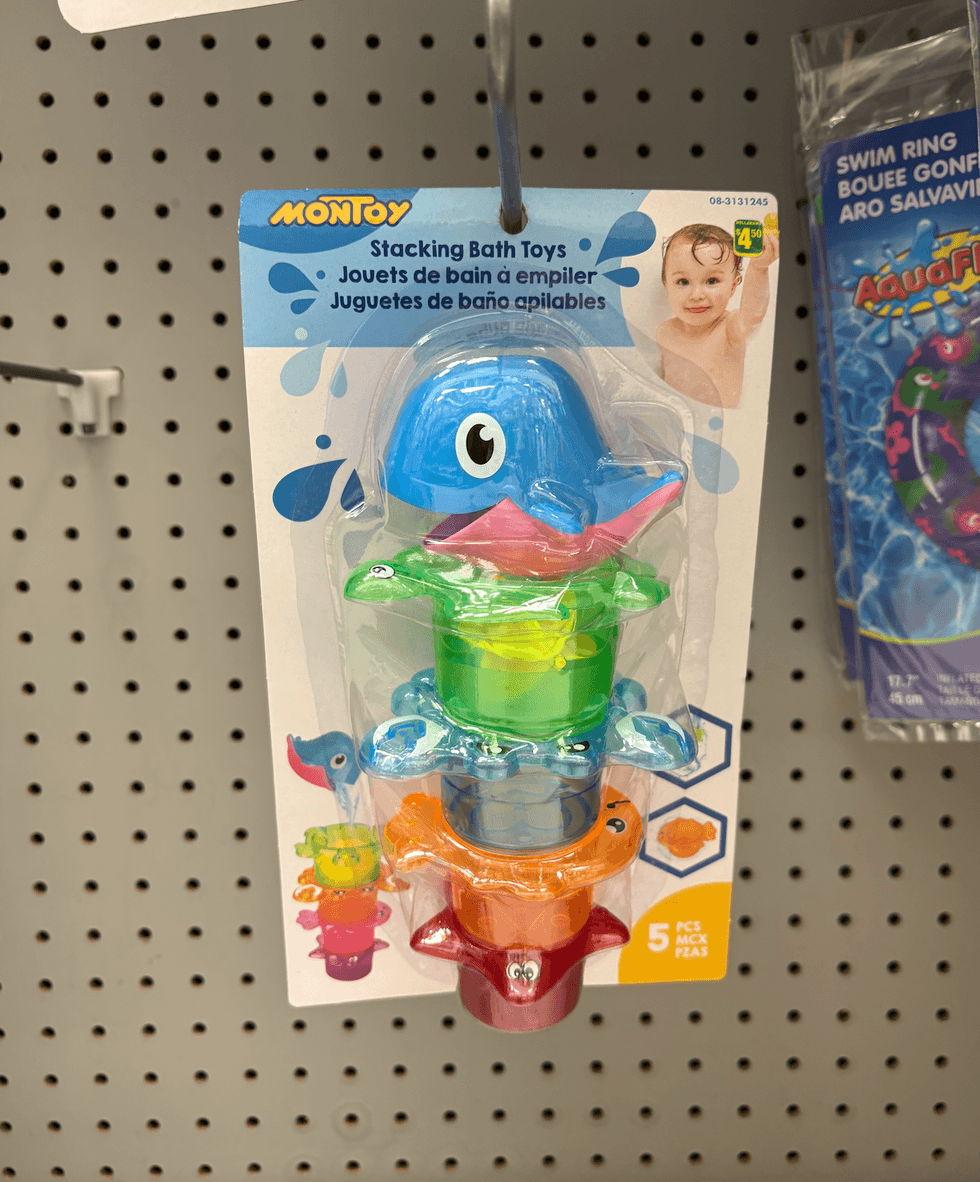 Jouets de bain \u00e0 empiler dans leur emballage sur les \u00e9tag\u00e8res du Dollarama.