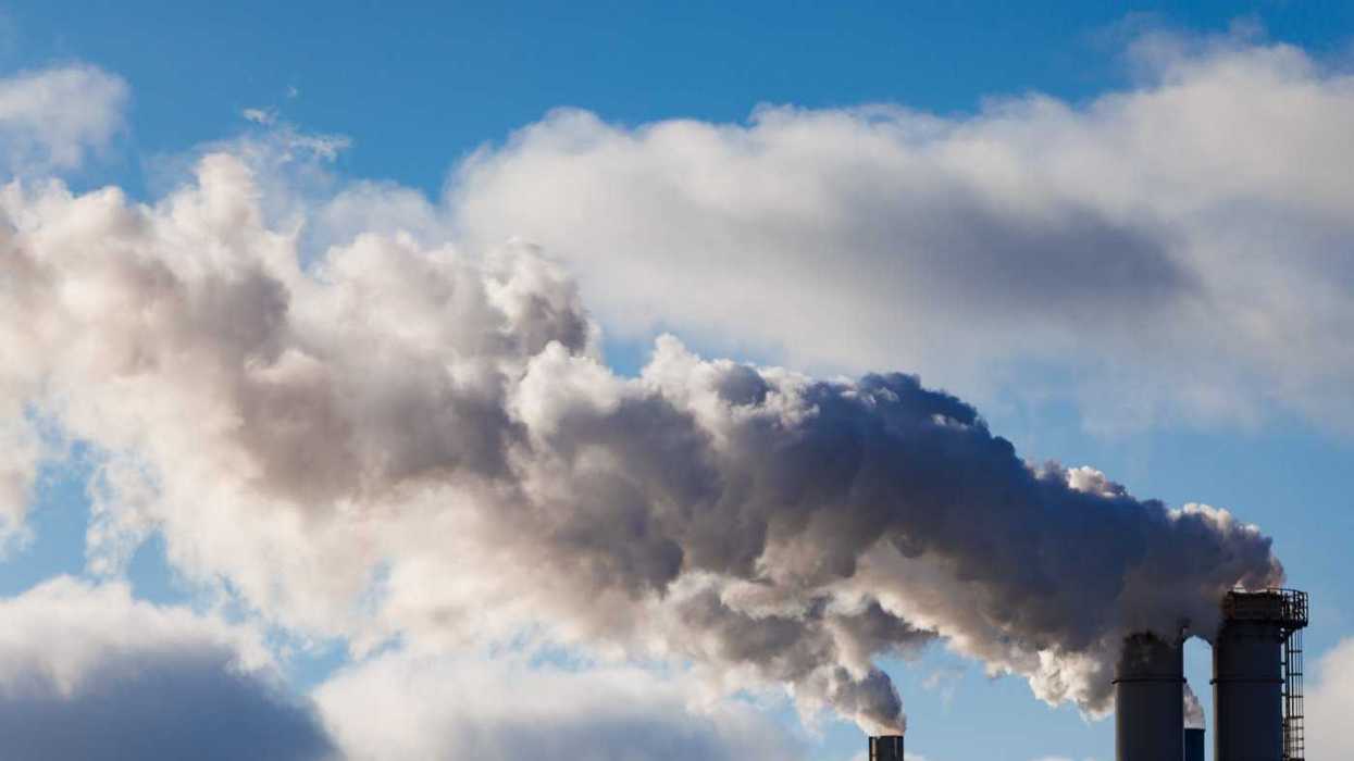 Judge rejects federal bid to quash emissions case