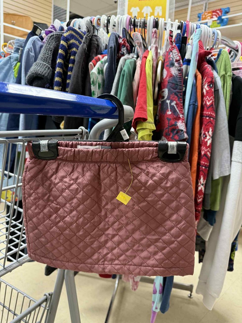 Jupe matelass\u00e9e dans la section liquidation  pour enfants de la friperie Au Grenier Populaire.