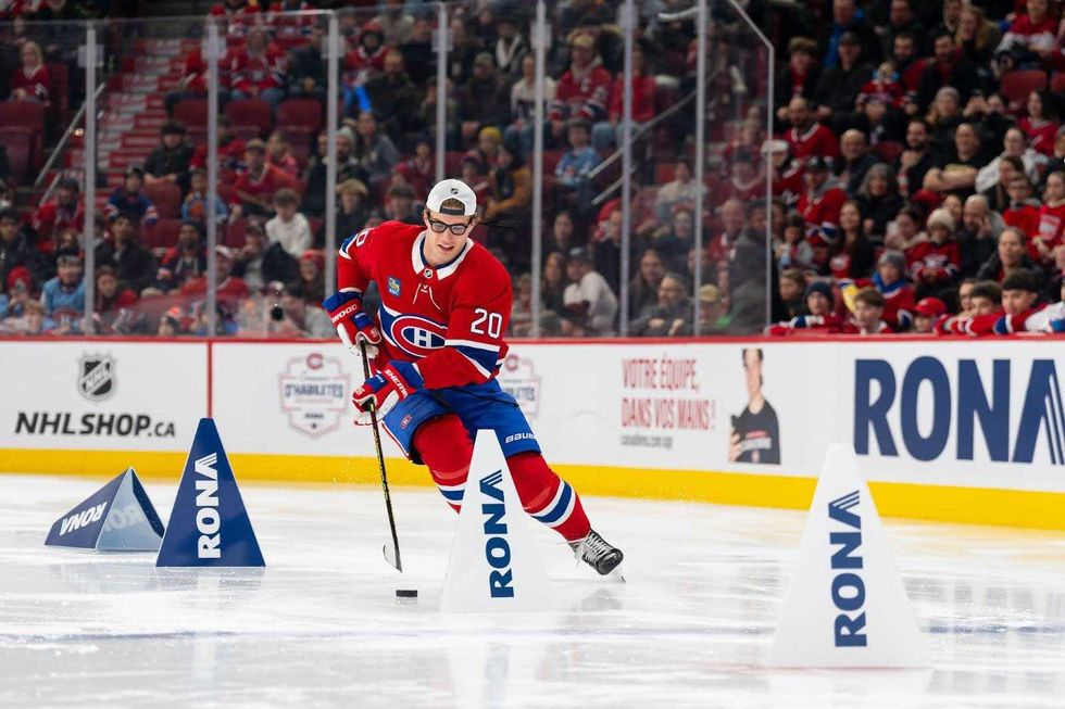 Juraj Slafkovsk\u00fd des Canadiens de Montr\u00e9al sur la glace entre des c\u00f4nes RONA.