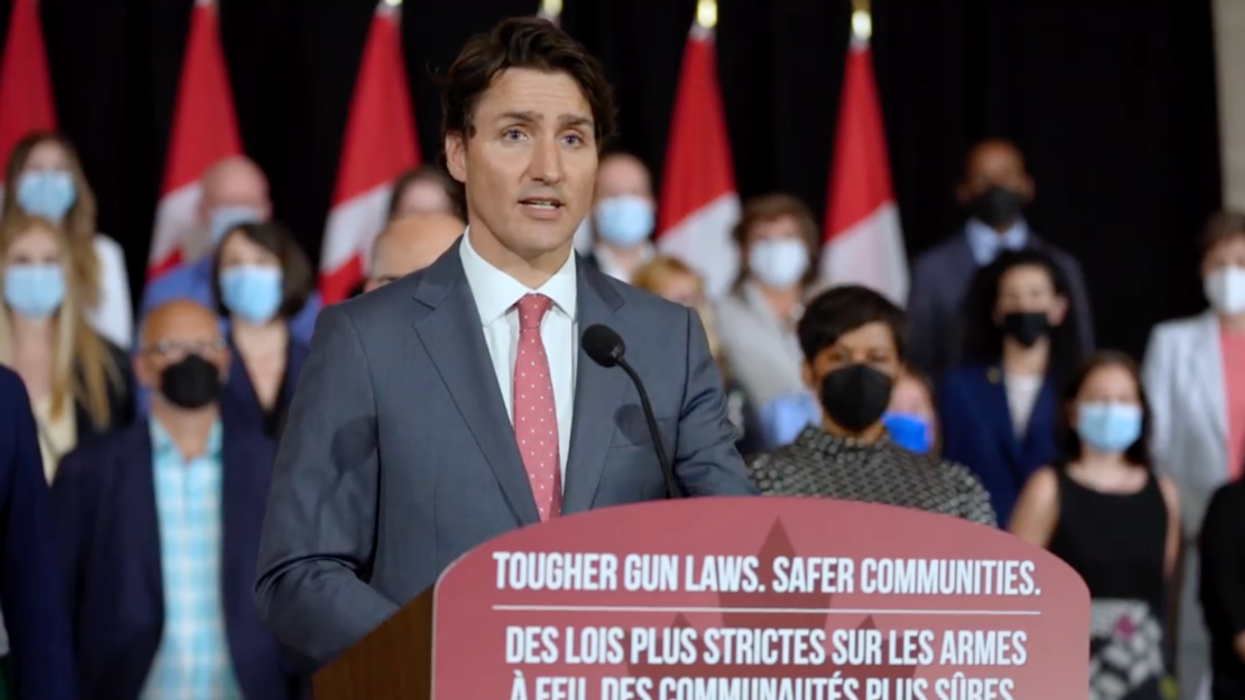 Justin Trudeau annonce de nouvelles mesures pour les armes à feu durant une conférence de presse.
