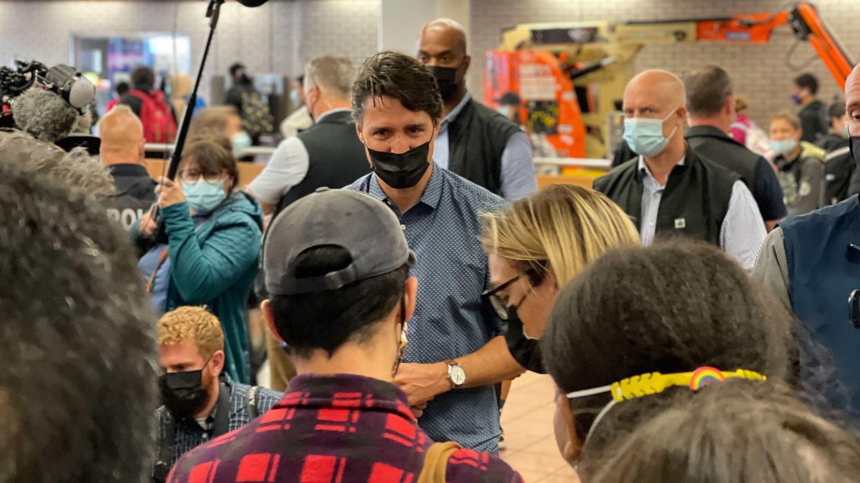 Justin Trudeau aperçu à prendre des selfies dans le métro de Montréal (VIDÉO)