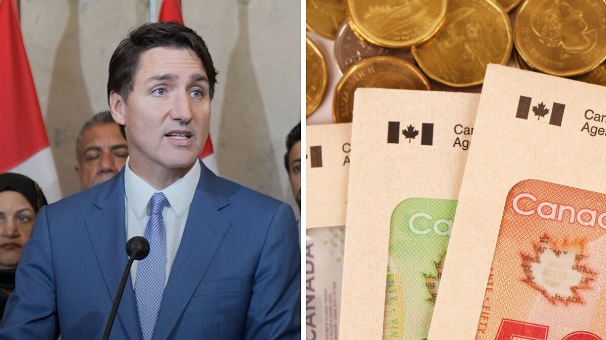Justin Trudeau devant un micro. Droite : des enveloppes du gouvernement du Canada contenant des billets d'argent.