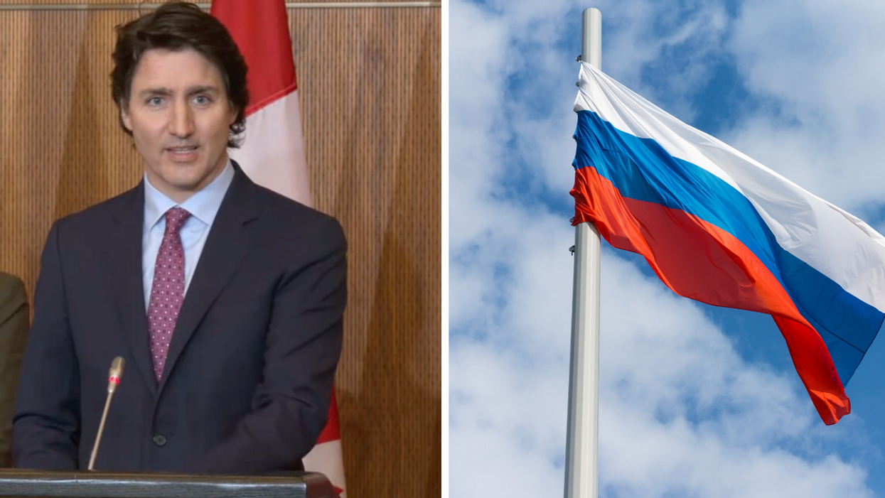 Justin Trudeau. Droite : Drapeau de la Russie.