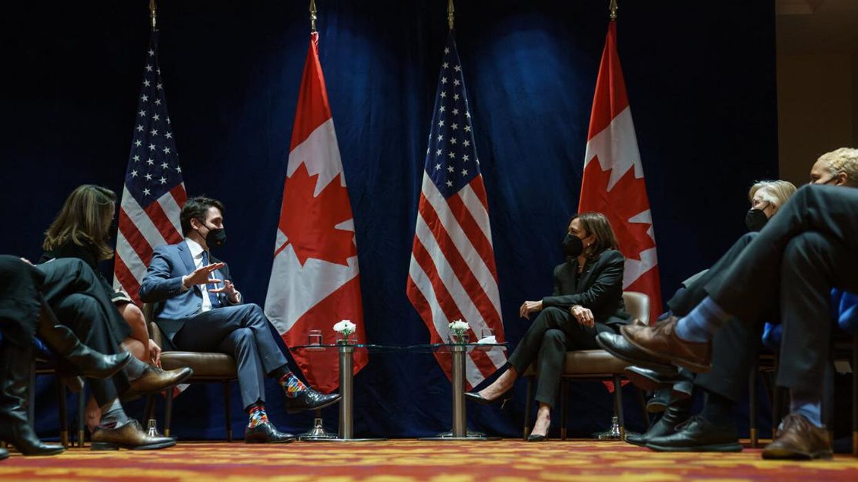 Justin Trudeau, le ministre Harjit Sajjan et la vice-première ministre Chrystia Freeland rencontrent Kamala Harris.