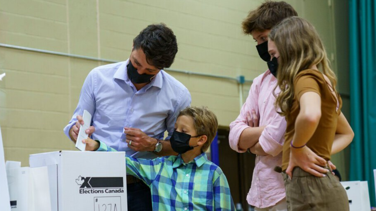 Justin Trudeau vient d'aller voter à Montréal et ses photos font réagir