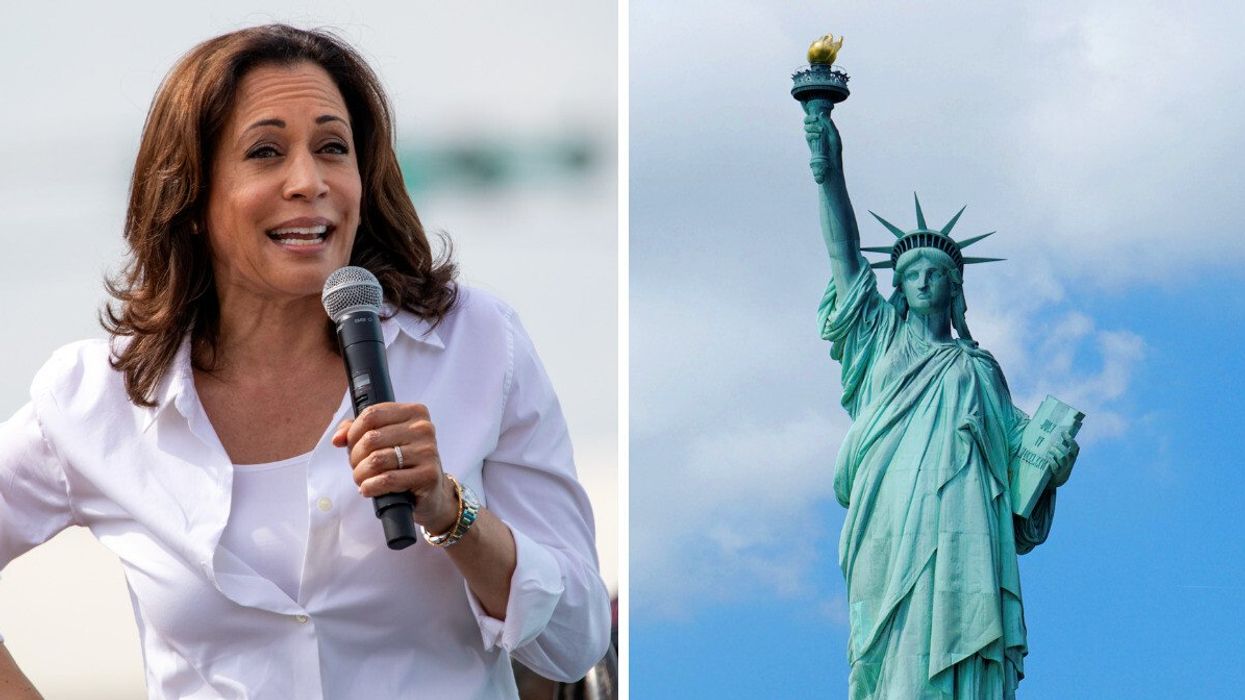 Kamala Harris tient un micro et s'adresse à une foule. Droite : La Statue de la Liberté devant un ciel bleu et des nuages.