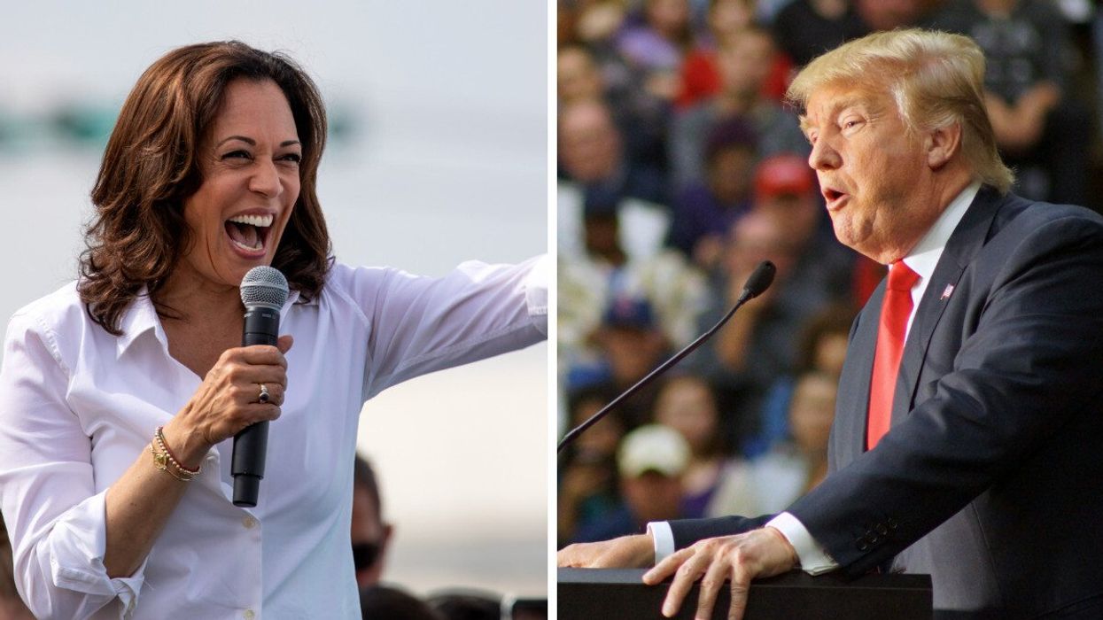 Kamala Harris tient un micro et sourit avec éclat à la foule. Droite : Donald Trump s'adresse au micro devant une grande foule