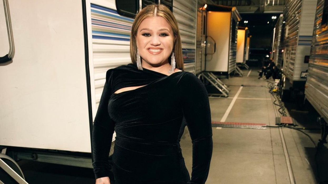 Kelly Clarkson dressed for the ACM Awards.