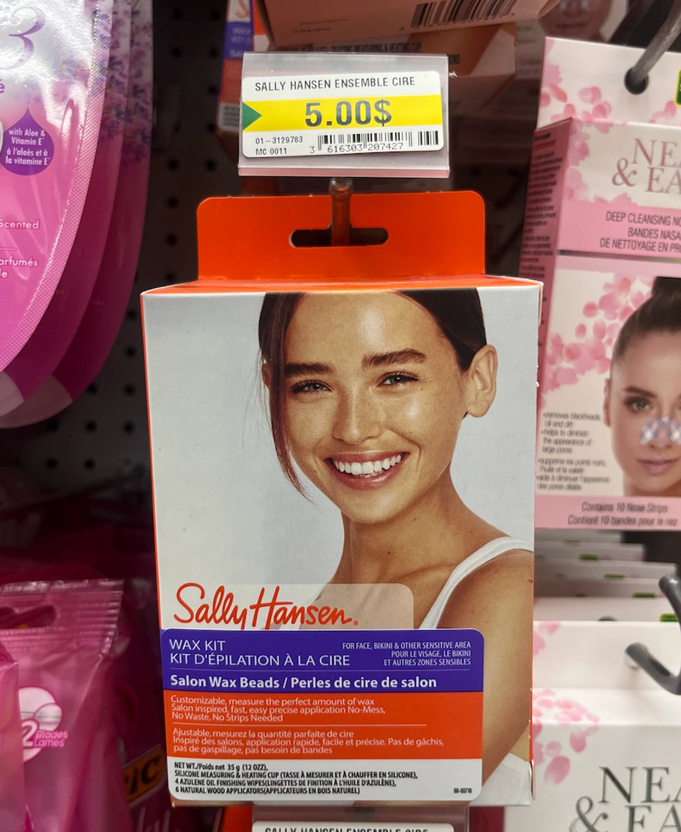 Kit d'\u00e9pilation \u00e0 la cire de Sally Hansen sur les tablettes au Dollarama.