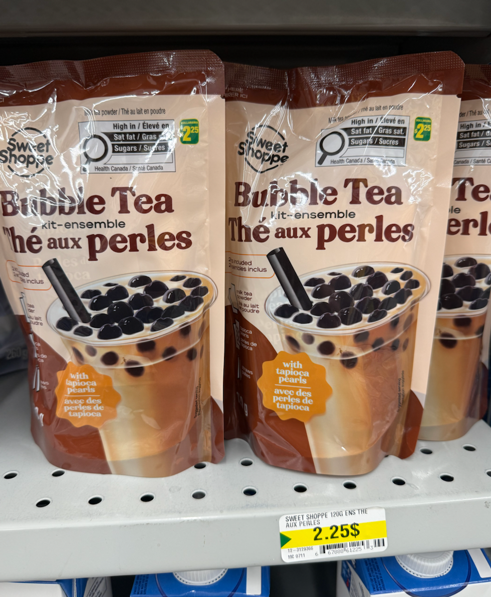 Kit de bubble tea avec perles de tapioca vendu au Dollarama.