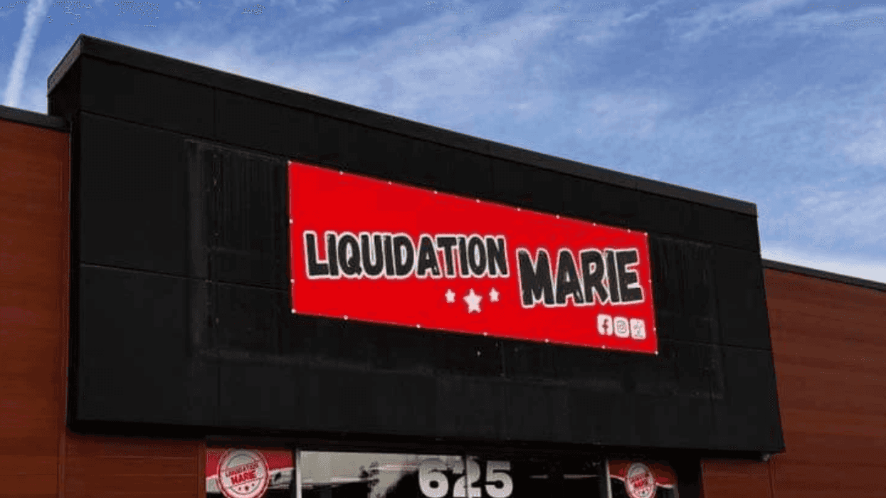 L'affiche d'une épicerie Liquidation Marie.
