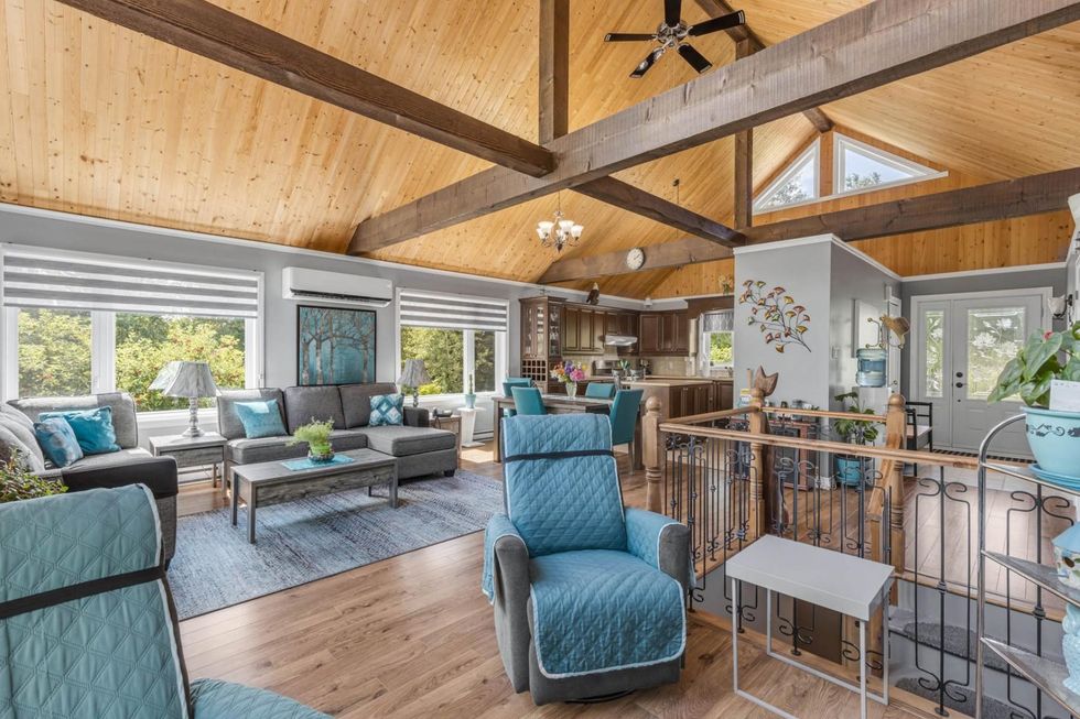 L'aire ouverte avec le salon, la cuisine et le hall d'entr\u00e9e.