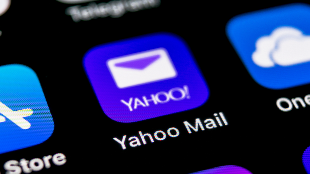 L'application de Yahoo Mail en bleu mauve sur l'écran noir d'un téléphone mobile.