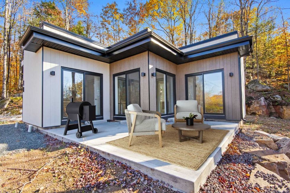 L'arri\u00e8re et le patio du chalet \u00e0 Brownsburg-Chatham.