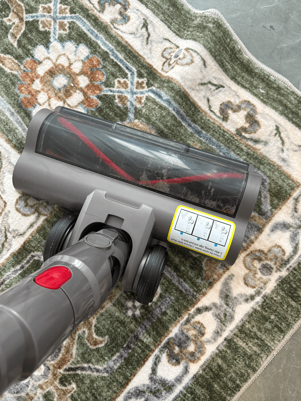 L'aspirateur MQDXE sur un tapis.