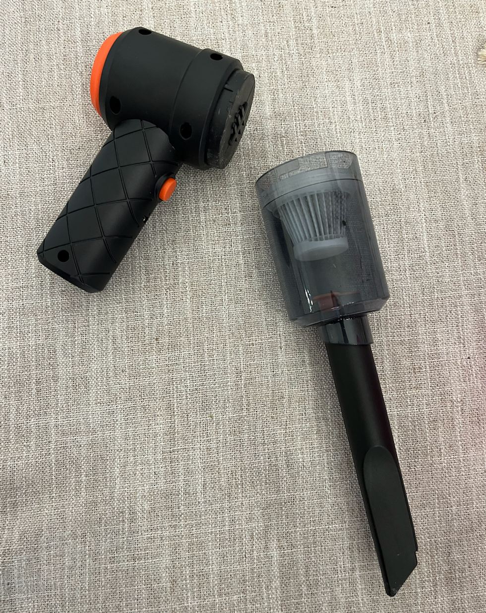 L'aspirateur portatif, s\u00e9par\u00e9 de son embout.