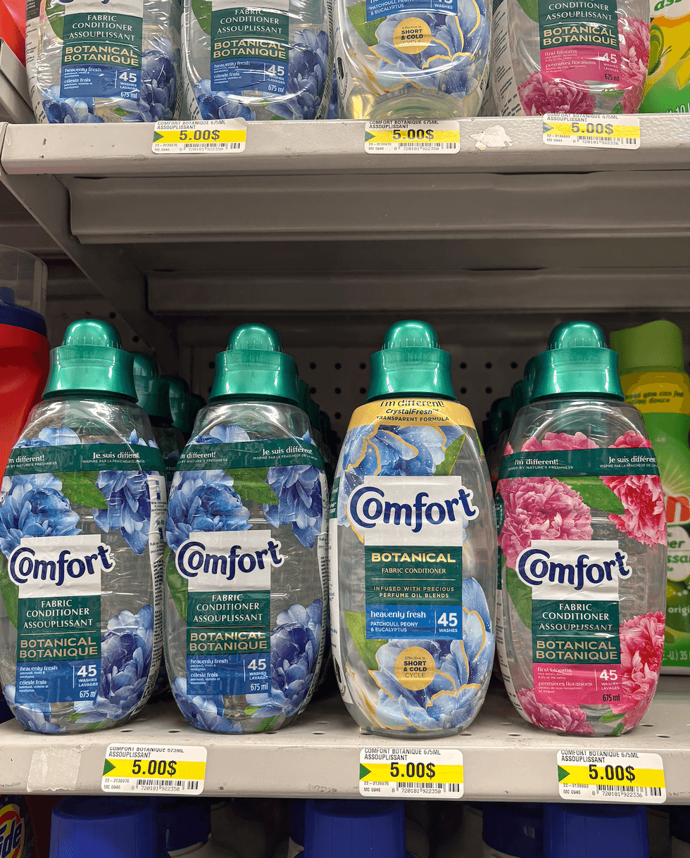 L'assouplissant Comfort sur les tablettes du Dollarama.