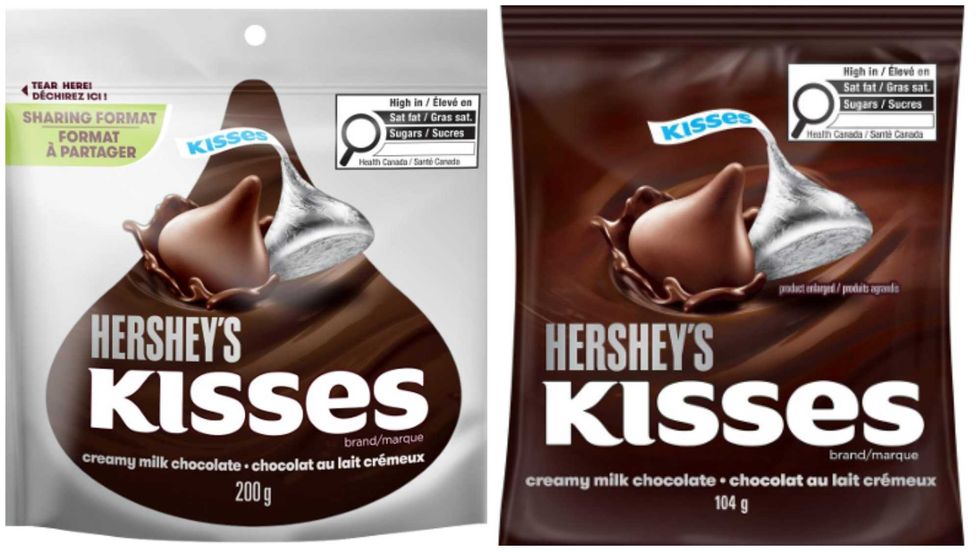 L'emballage du chocolat de Hershey's rappel\u00e9. Droite : L'emballage du chocolat de Hershey's rappel\u00e9.