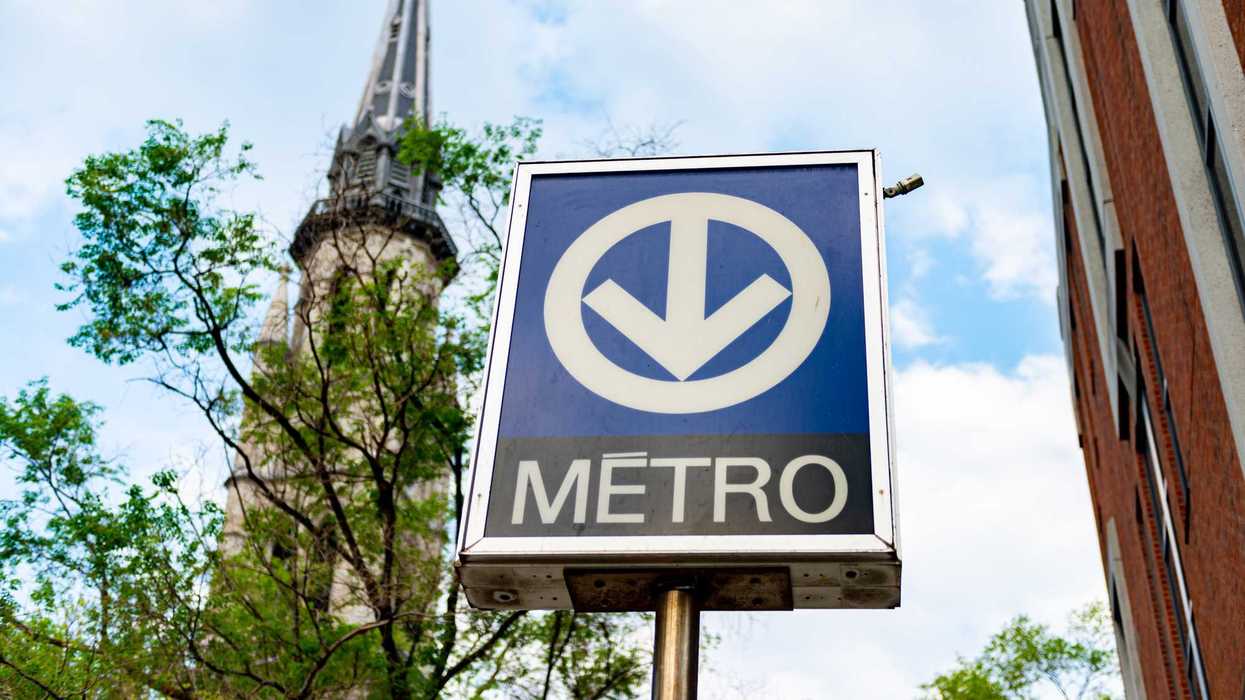 L'enseigne du métro de Montréal.