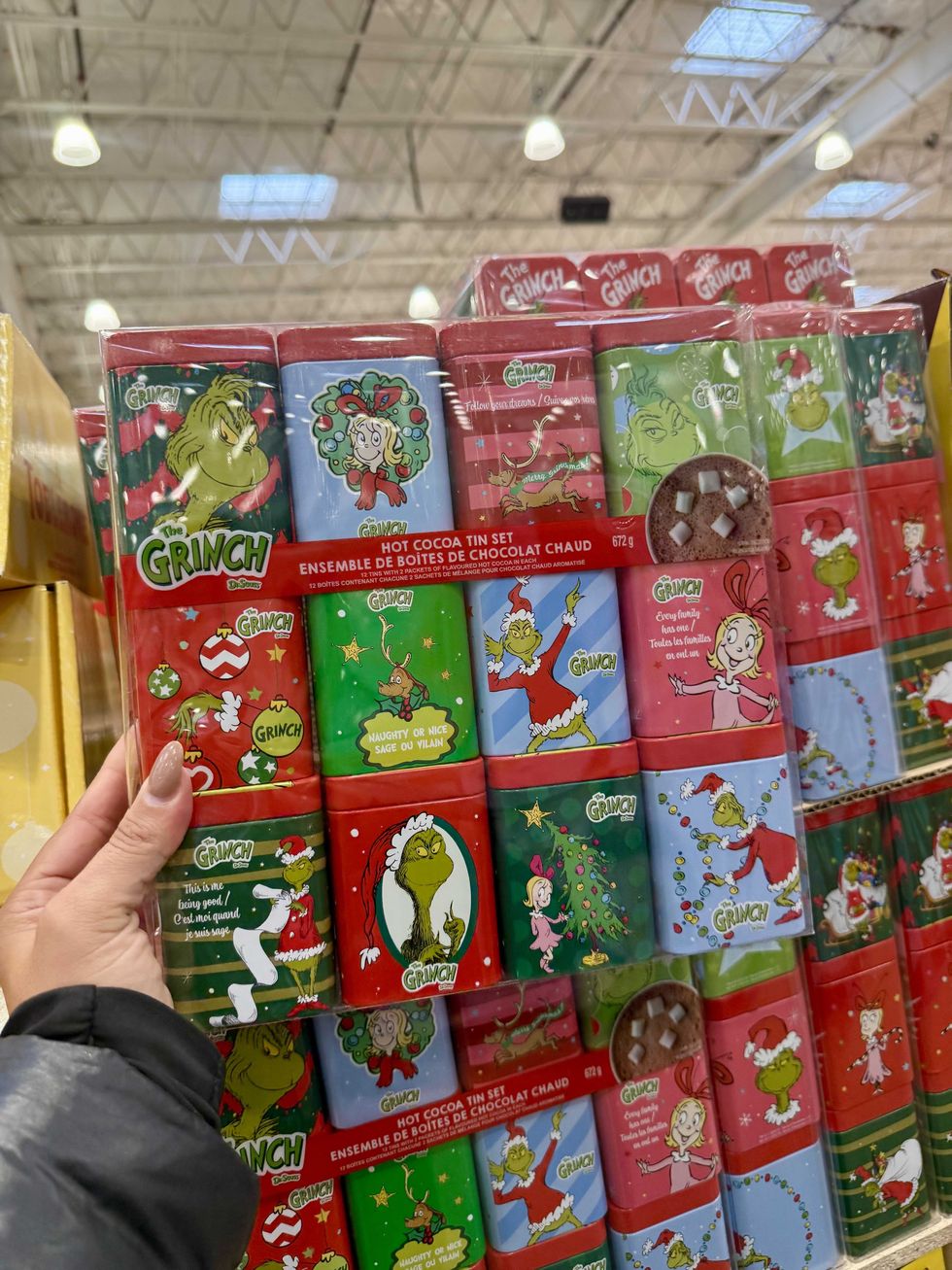 L'ensemble de bo\u00eetes de chocolat chaud inspir\u00e9e du personnage The Grinch de Dr. Seuss.