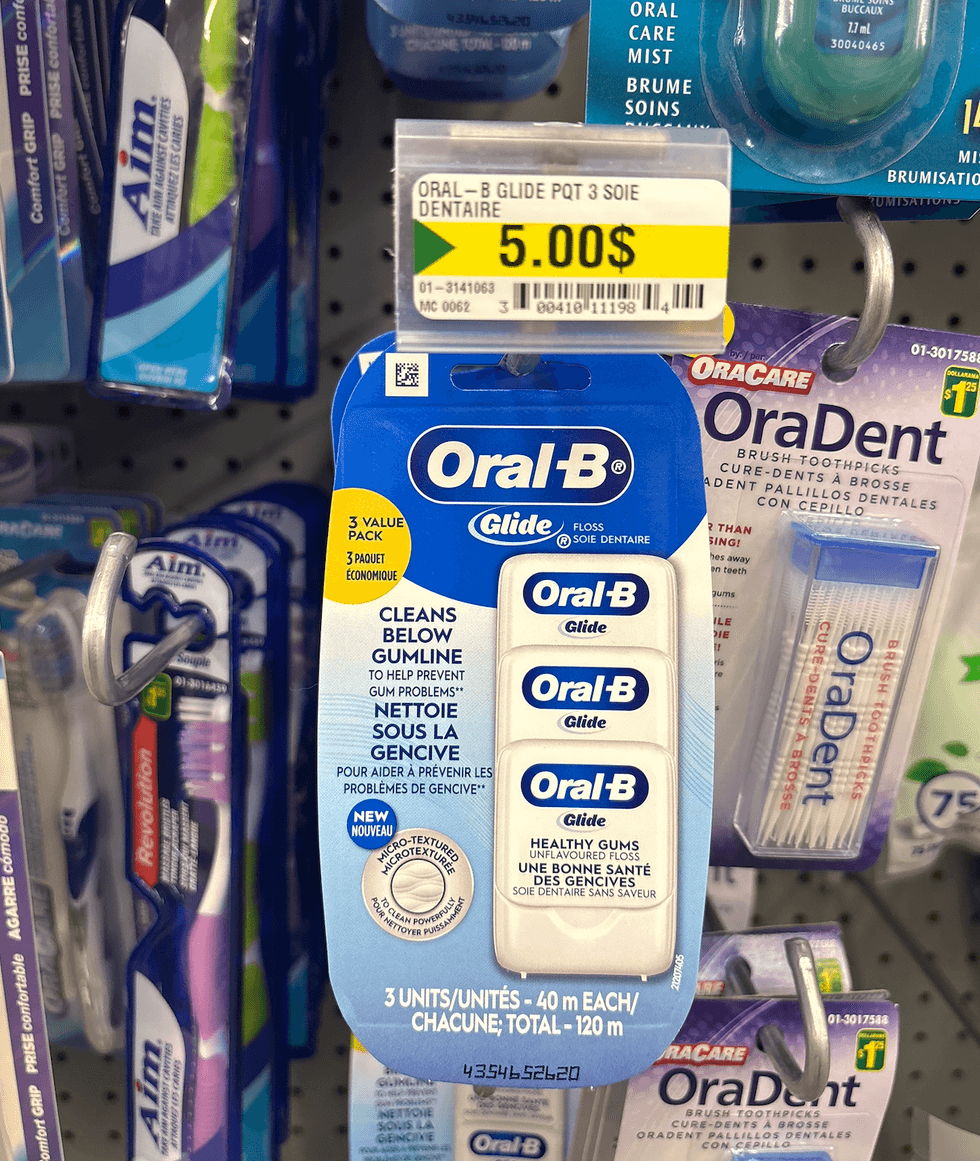 L'ensemble de trois soies dentaires Oral-B Glide sur les tablettes du Dollarama.