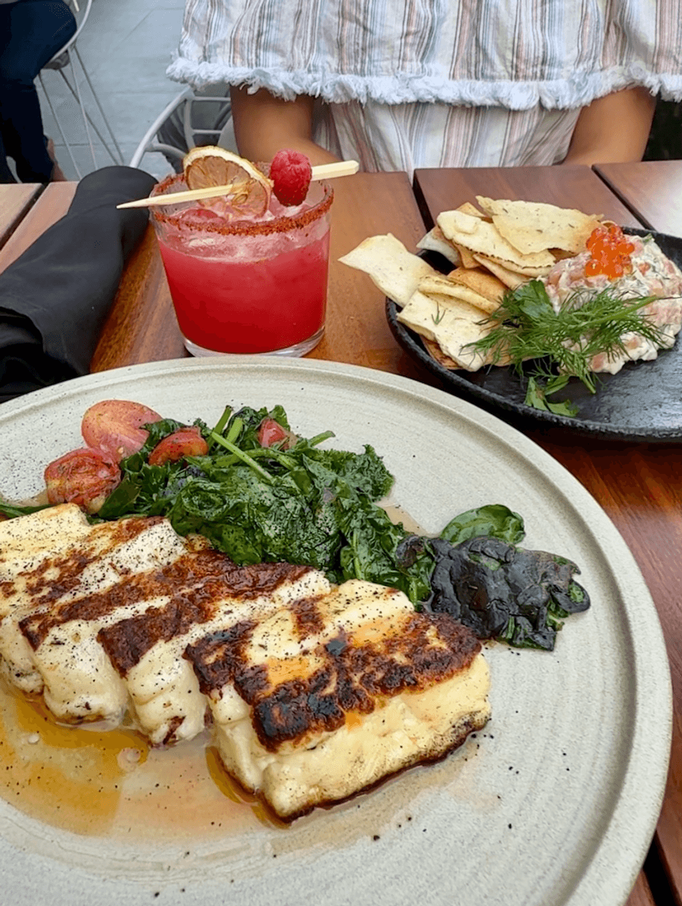 L'entr\u00e9e d'halloumi flamb\u00e9 et le tartare de saumon \u00e0 l'aneth.
