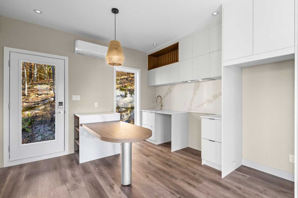 L'entr\u00e9e et la cuisine.