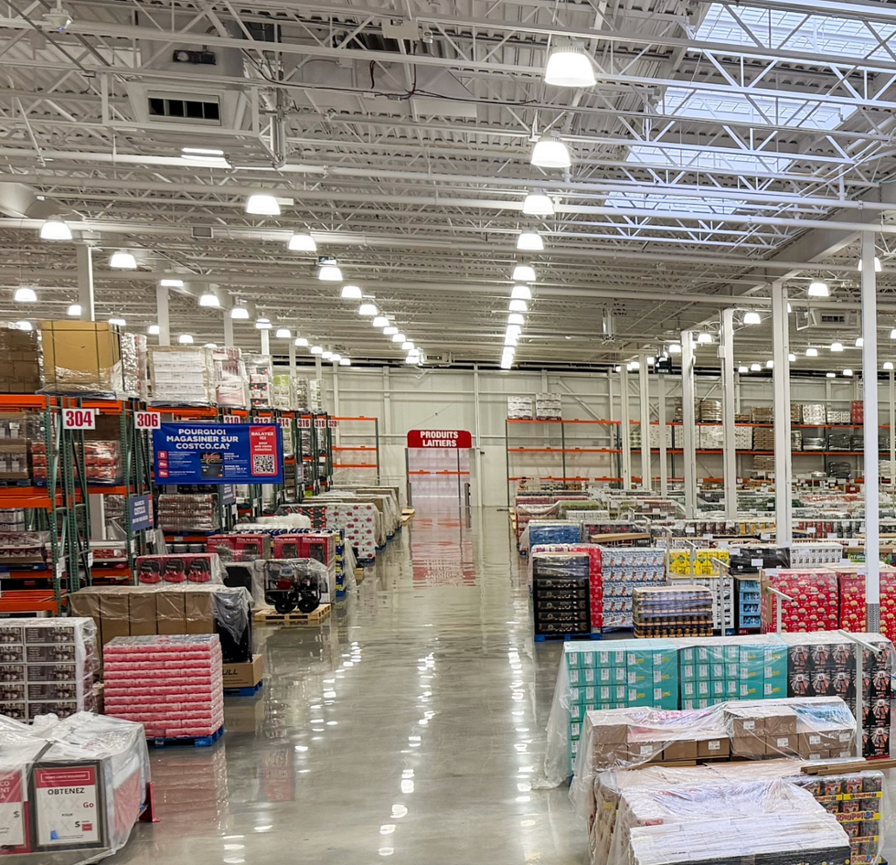 L'entrep\u00f4t Costco Pour l'entreprise de Qu\u00e9bec regorge de produits en formats g\u00e9ants.