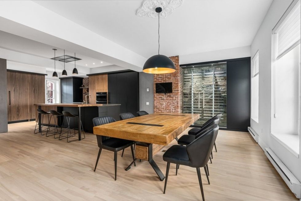 L'espace salle \u00e0 manger avec cellier.