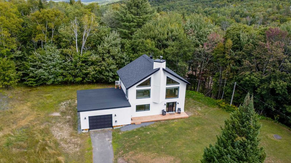 L'ext\u00e9rieur de la maison au style farmhouse moderne.