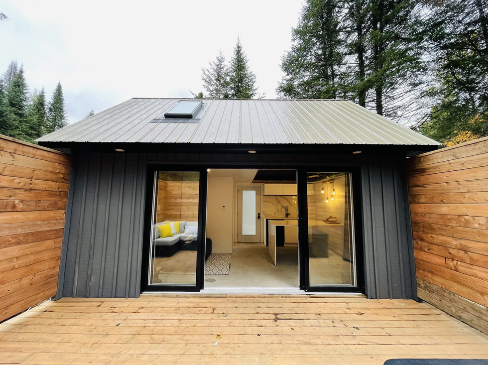 L'ext\u00e9rieur des mini-chalets.