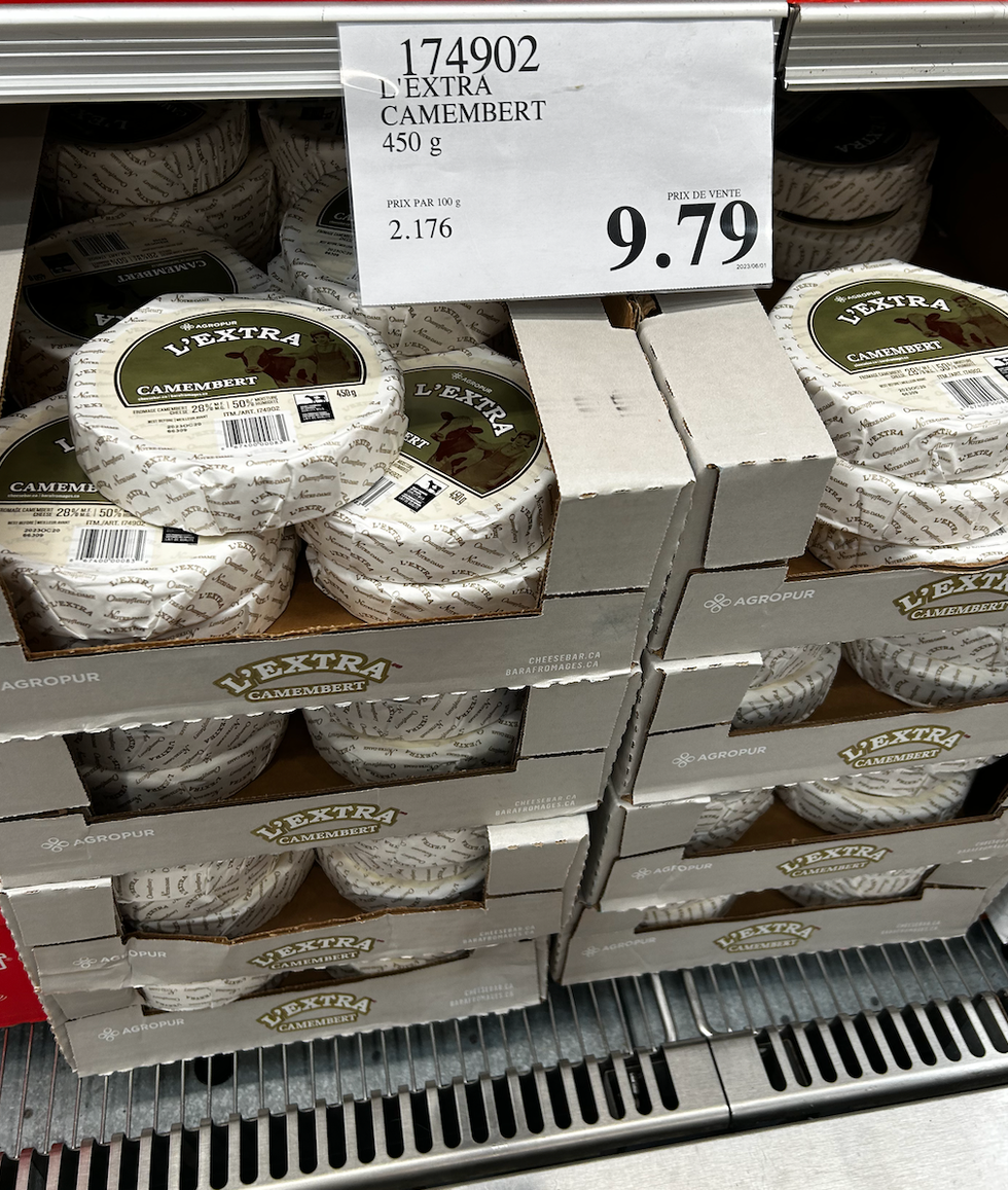 L'extra camembert Agropur de la section des fromages au Costco.