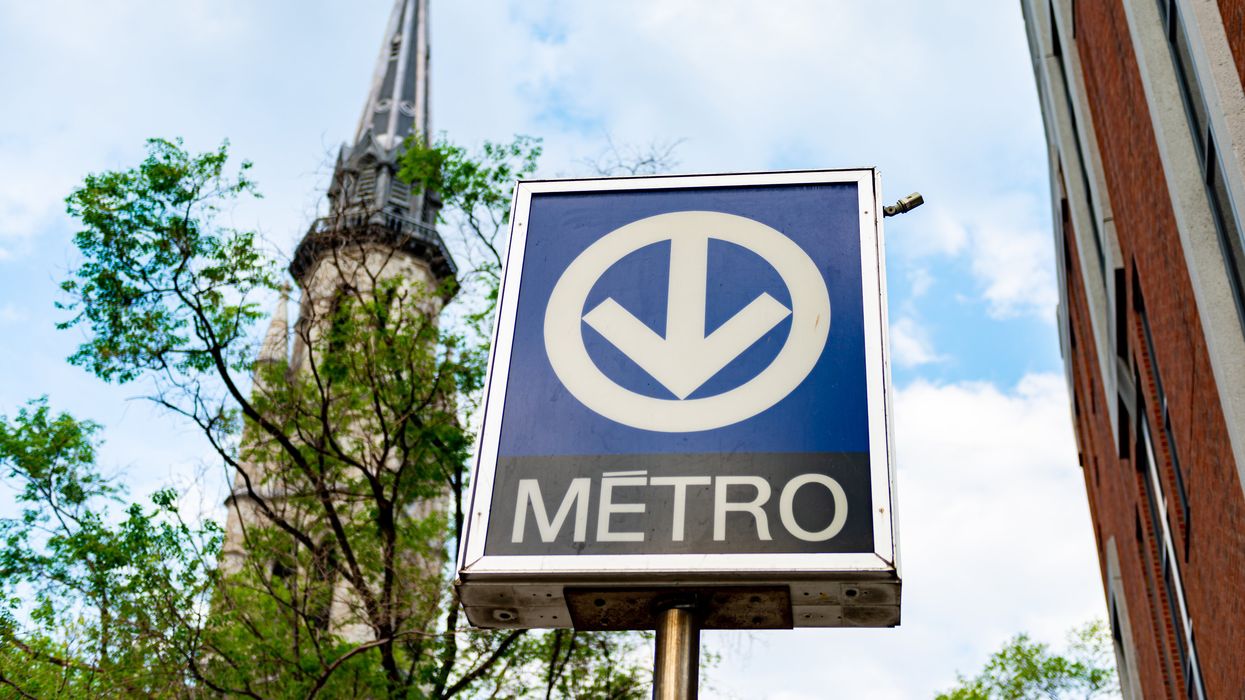 L'insigne du métro de Montréal.