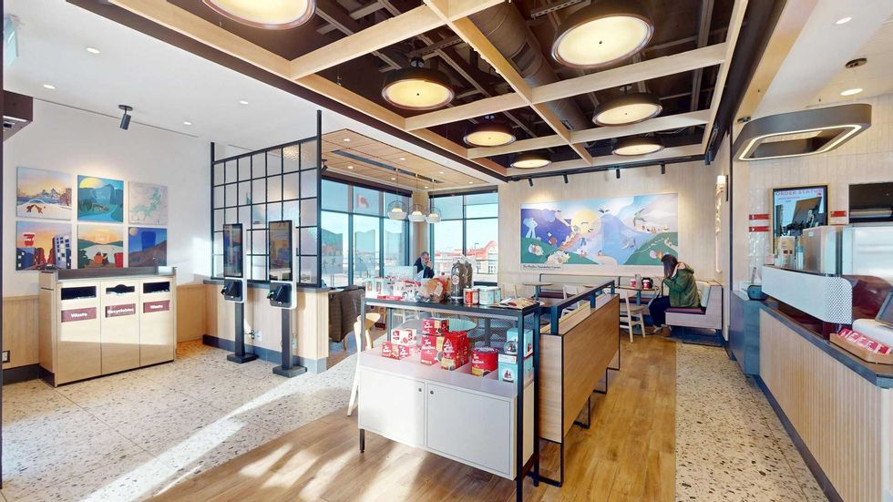 L'int\u00e9rieur d'un nouveau Tim Hortons au Qu\u00e9bec.