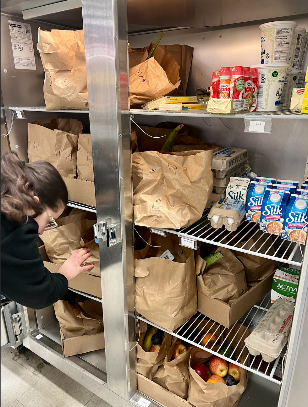 L'int\u00e9rieur des frigos d\u00e9di\u00e9s aux commandes FlashFood chez Maxi.