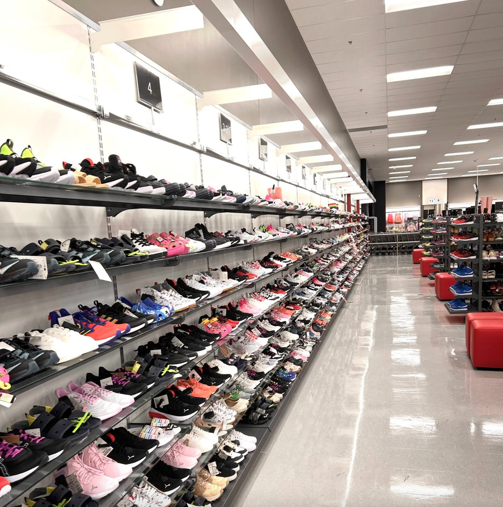 L'int\u00e9rieur du spacieux Winners-HomeSense au Carrefour de l'Estrie, o\u00f9 des \u00e9tag\u00e8res de chaussures \u00e0 perte de vue sont \u00e9tablies.