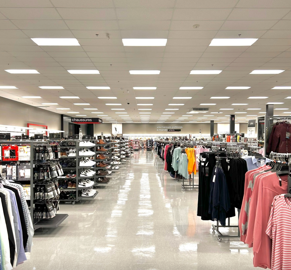 L'int\u00e9rieur lumineux du Winners-HomeSense avec de larges all\u00e9es, o\u00f9 ou peut voir \u00e9norm\u00e9ment de chaussures.