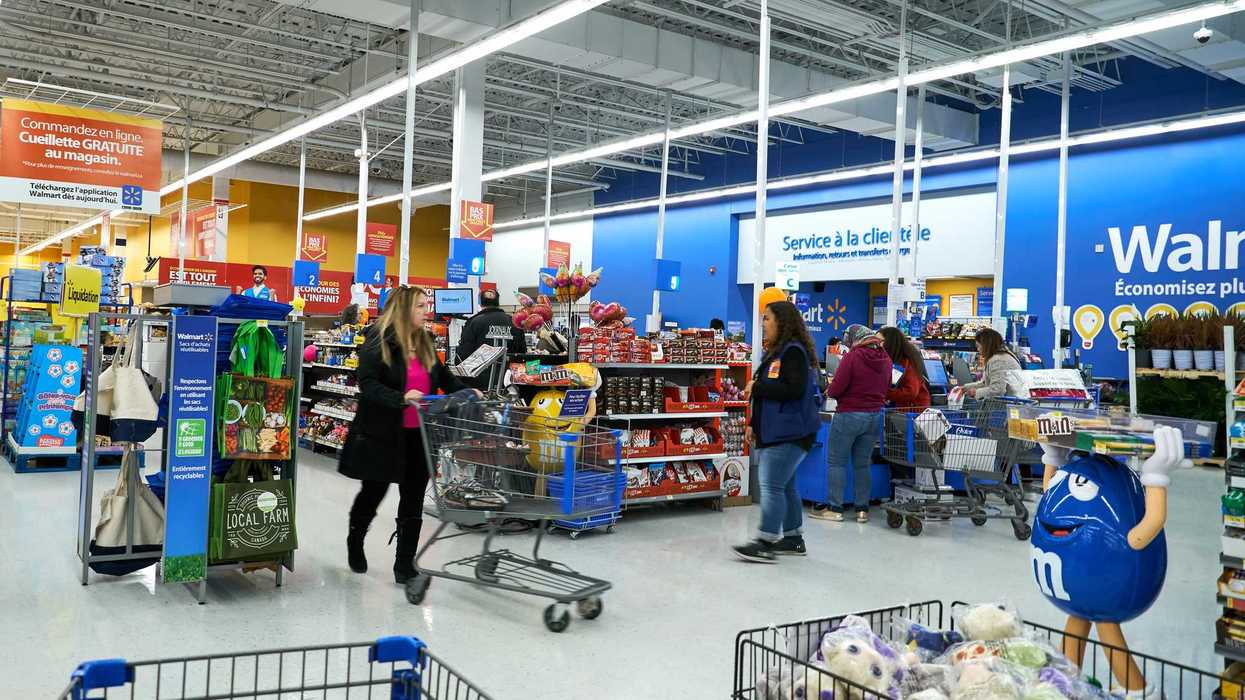 L'intérieur d'un Walmart près des caisses.