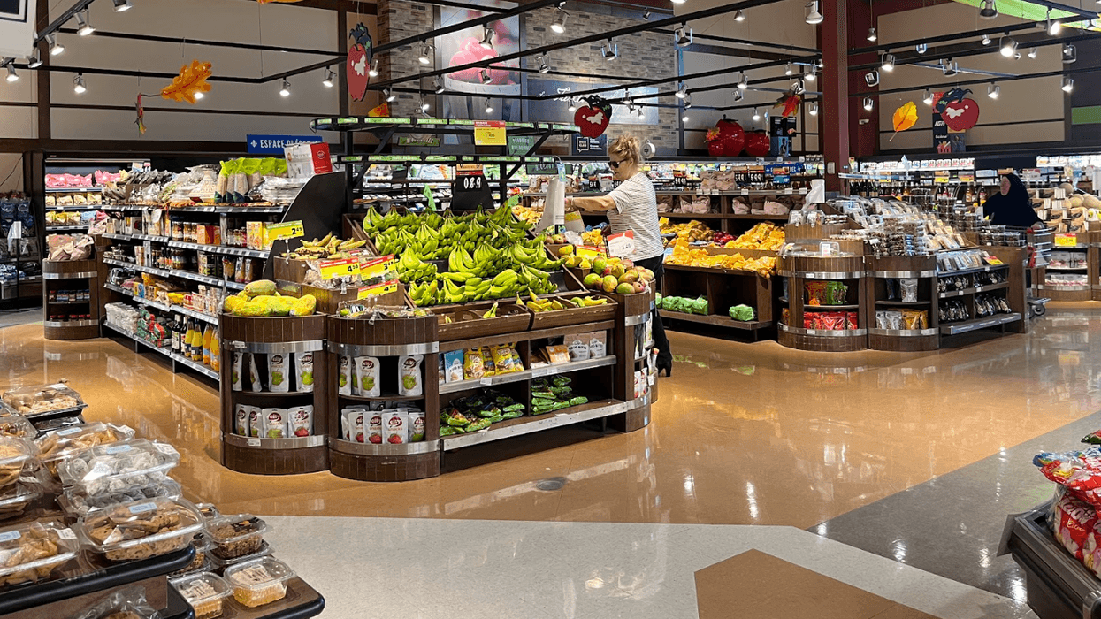 L'intérieur d'une épicerie au Québec.