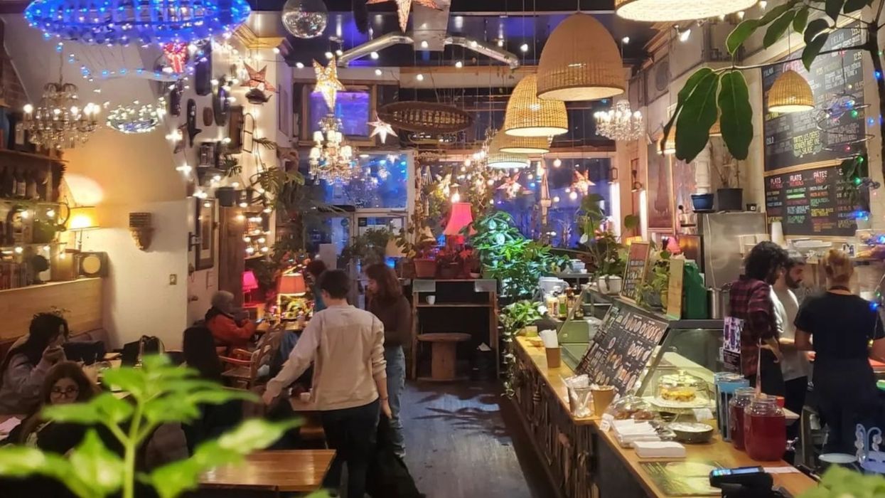 L'intérieur du café 5 Sens.