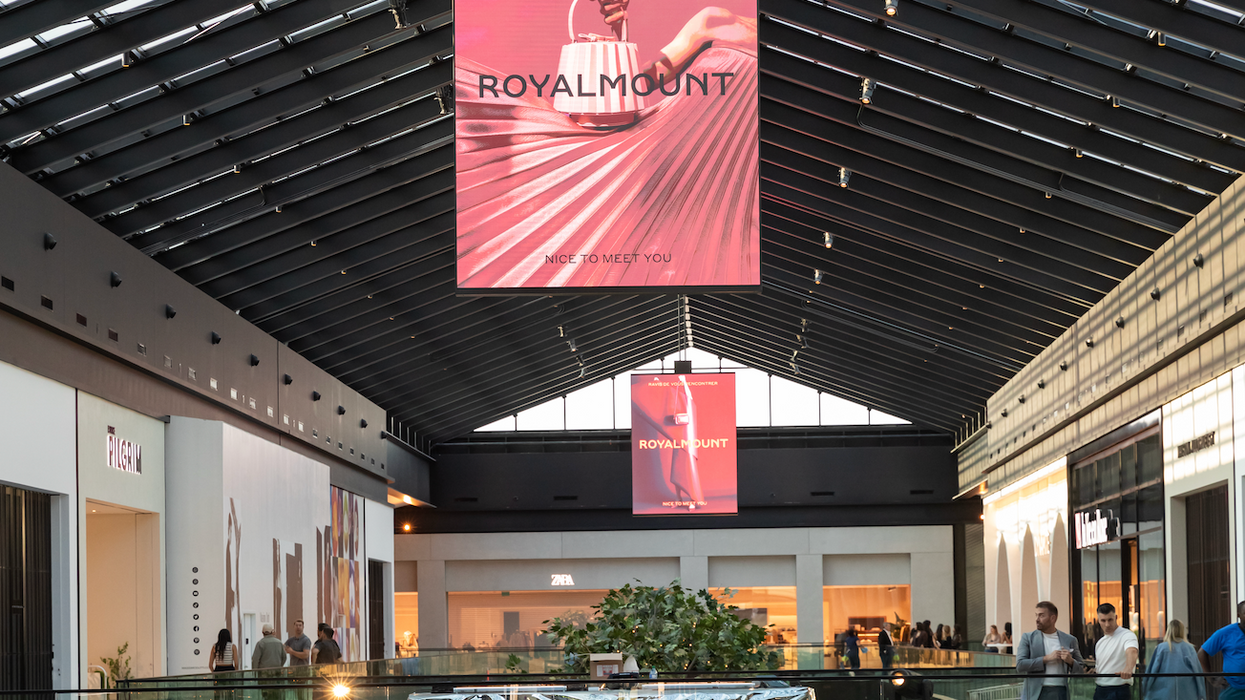 L'intérieur du centre commercial Royalmount à Montréal.