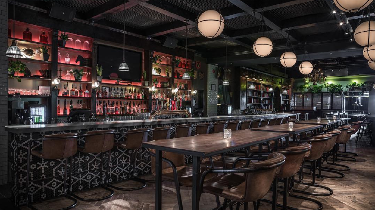 L'intérieur du Madame Bovary à Boucherville, avec des luminaires en forme de boules et un décor sombre.