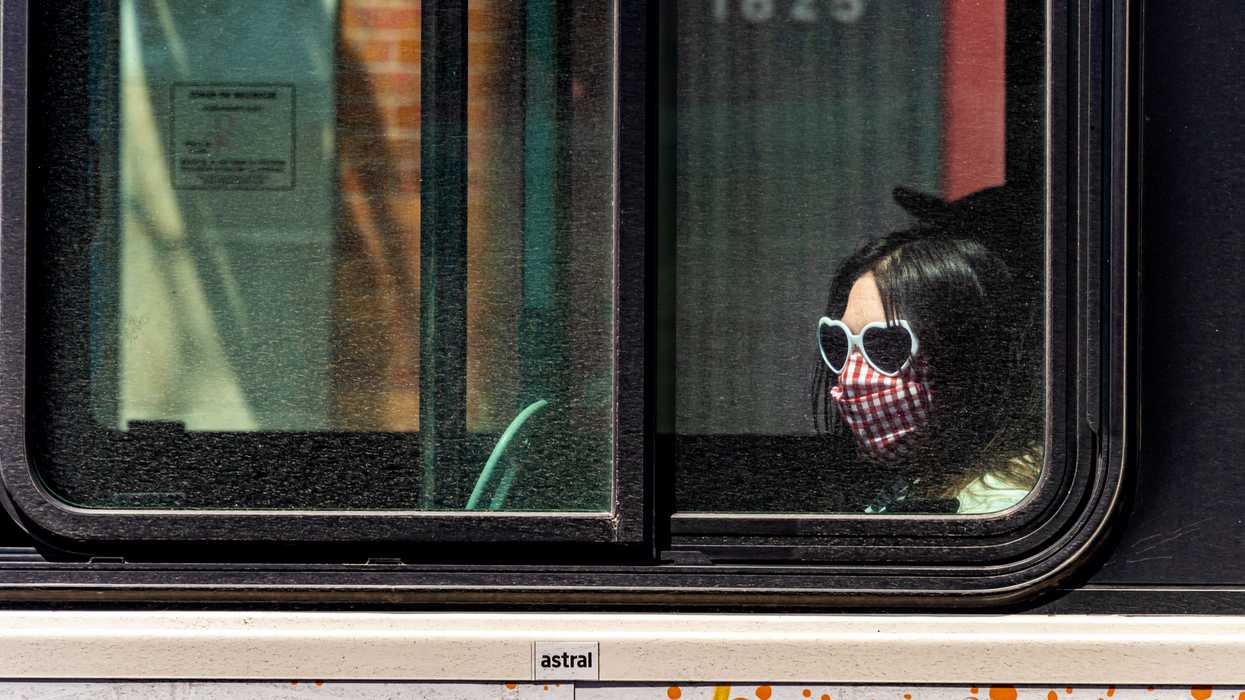 L'obligation du port du masque dans les lieux publics fermés respecte la Charte