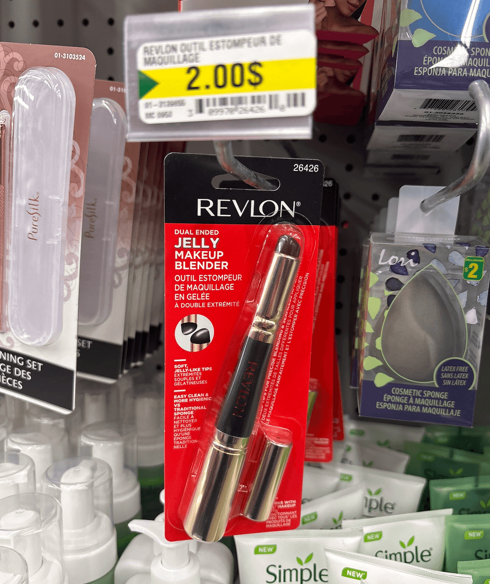 L'outil estompeur de maquillage \u00e0 double extr\u00e9mit\u00e9 Revlon sur les tablettes du Dollarama.